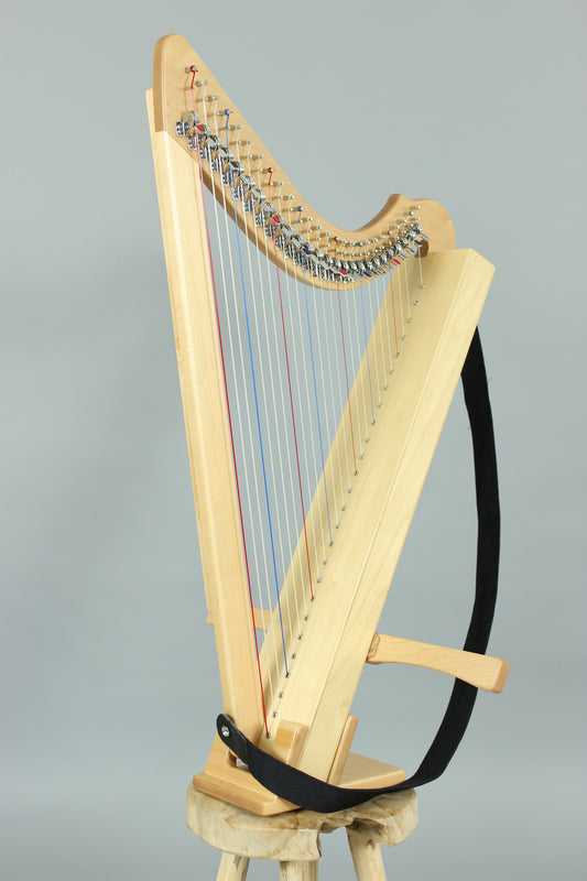 Hakenharfe Gotika in Natur mit Kniestock und Schultergurt, Gesamtansicht