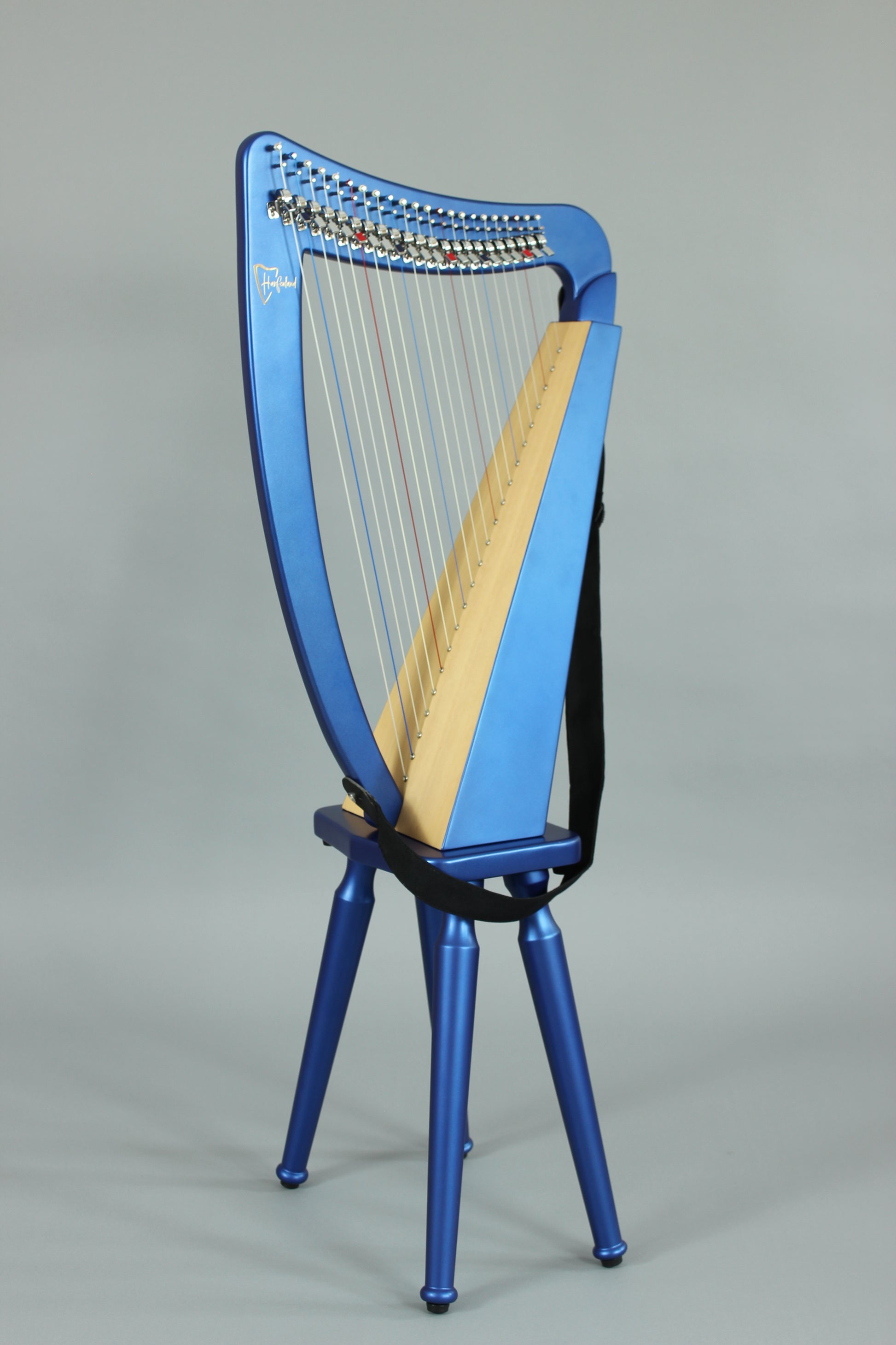 Hakenharfe Erin in metallic Blau mit Schultergurt und Beinen, Gesamtansicht